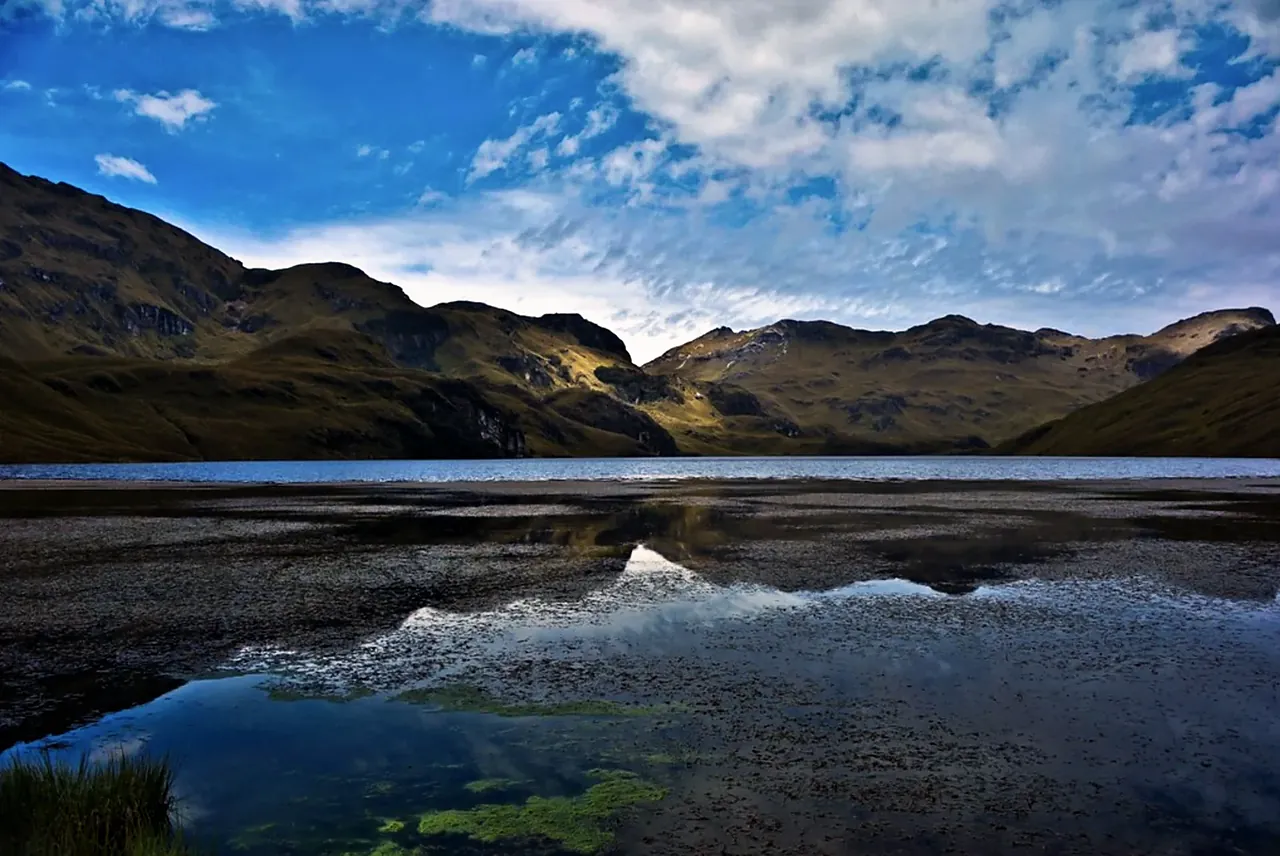 Laguna y montañas de páramo en la cuenca alta del Machángara, Azuay y Cañar